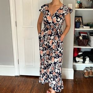 Adorable spring maxi dress, and with pockets!!